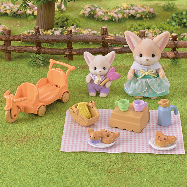 Calico Critters Sunny Picnic Set - Fennec Foxsister and Baby